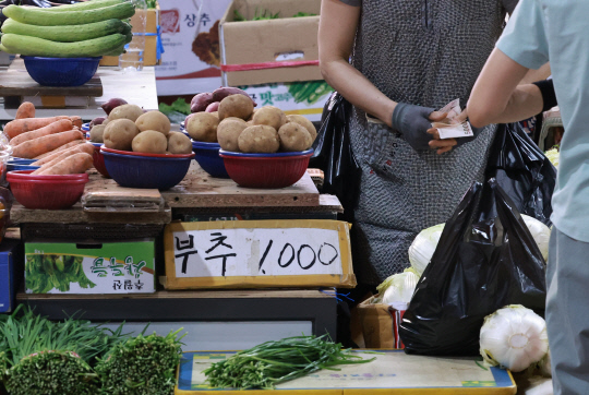 1일 서울 서대문구의 한 전통시장에서 상인이 채소류를 판매하고 있다.  연합뉴스
